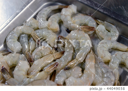 Peeled Raw Prawn on plate prepare for cooking Peeled Raw Prawn on plate prepare for cooking 44049038