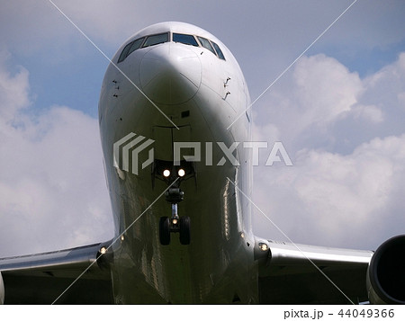大阪　旅客機着陸前の先頭部　伊丹空港 44049366