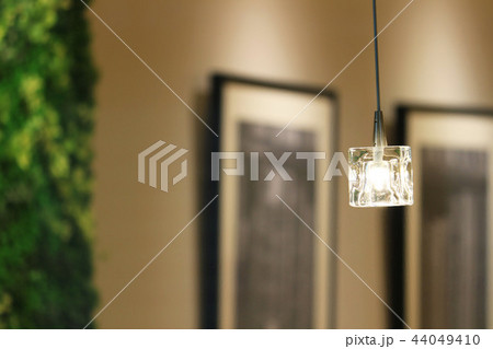 静かなカフェのモダンな照明 静かなカフェのモダンな照明 44049410