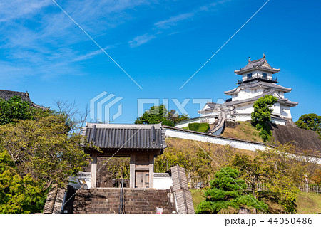 （静岡県）掛川城　四足門と天守閣 44050486