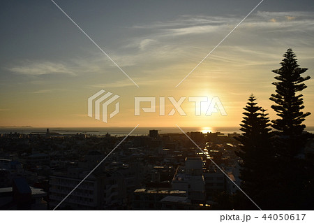 浦添の街並みと夕日 44050617