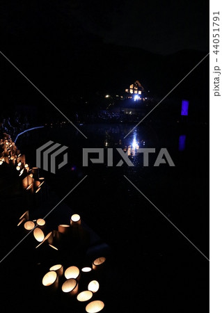 竹灯りと湖面 竹灯りと湖面 44051791