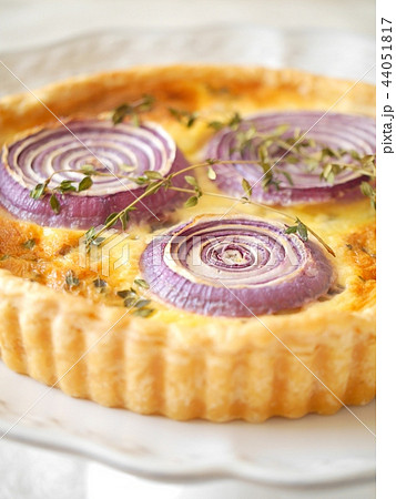 紫玉ねぎのキッシュ (縦位置アップ) 紫玉ねぎのキッシュ (縦位置アップ) 44051817