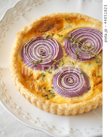 紫玉ねぎのキッシュ　（縦位置ハイアングル） 44051823