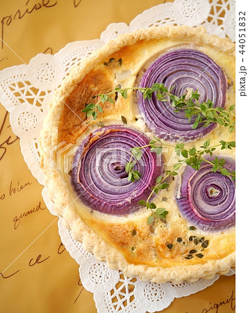 紫玉ねぎのキッシュ　背景茶　（ハイアングル） 44051832