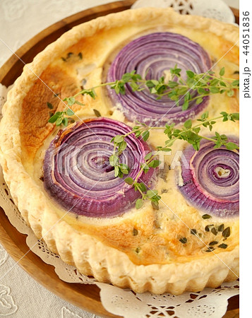 紫玉ねぎのキッシュ 木製プレート  (ハイアングルアップ) 紫玉ねぎのキッシュ 木製プレート  (ハイアングルアップ) 44051836