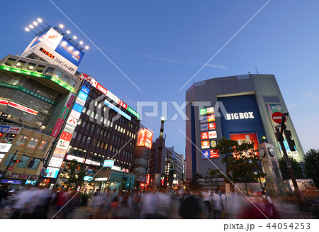 日本の東京都市景観 高田馬場駅前の街並みを望む(夜景) 日本の東京都市景観 高田馬場駅前の街並みを望む(夜景) 44054253