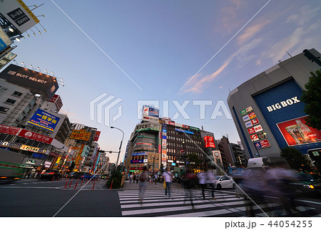 日本の東京都市景観 高田馬場駅前の街並みを望む(夜景) 日本の東京都市景観 高田馬場駅前の街並みを望む(夜景) 44054255