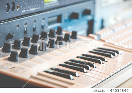 midi keyboard synthesizer and sound module midi keyboard synthesizer and sound module 44054346