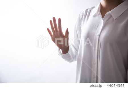拒否する女性 44054365