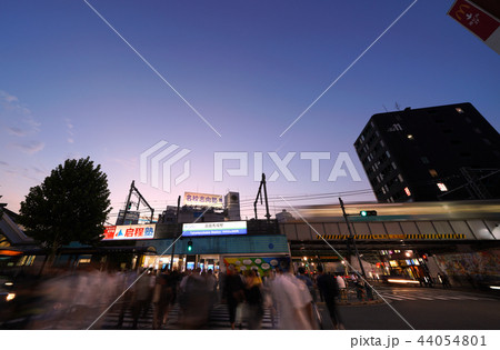 日本の東京都市景観　高田馬場駅や街並みを望む（夜景） 44054801
