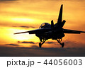 夕焼けと飛行機 44056003