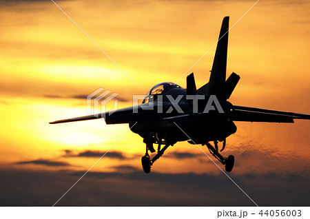 夕焼けと飛行機 44056003