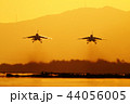 夕焼けと飛行機 44056005