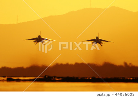 夕焼けと飛行機 44056005