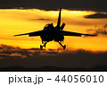 夕焼けと飛行機 44056010