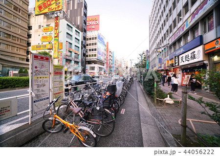 日本の東京都市景観 高田馬場駅周辺の自転車等駐輪場など、街並みを 