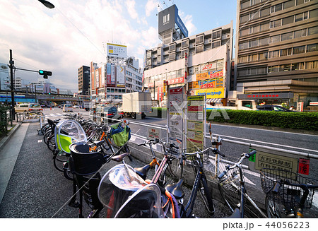 日本の東京都市景観 高田馬場駅周辺の自転車等駐輪場など、街並みを望む 日本の東京都市景観 高田馬場駅周辺の自転車等駐輪場など、街並みを望む 44056223