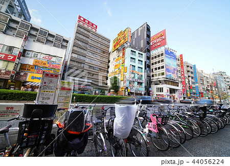 日本の東京都市景観 高田馬場駅周辺の自転車等駐輪場など、街並みを望む 日本の東京都市景観 高田馬場駅周辺の自転車等駐輪場など、街並みを望む 44056224