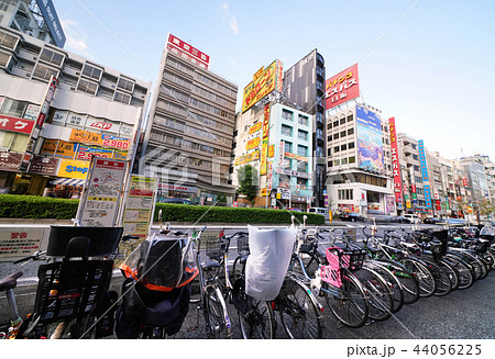 日本の東京都市景観 高田馬場駅周辺の自転車等駐輪場など、街並みを望む 日本の東京都市景観 高田馬場駅周辺の自転車等駐輪場など、街並みを望む 44056225