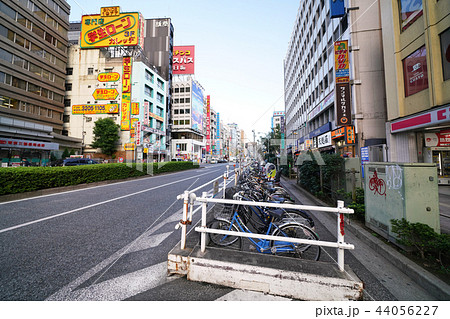日本の東京都市景観 高田馬場駅周辺の自転車等駐輪場など、街並みを望む 日本の東京都市景観 高田馬場駅周辺の自転車等駐輪場など、街並みを望む 44056227