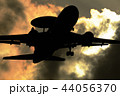 夕暮れと飛行機 44056370