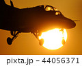 夕日と飛行機 44056371