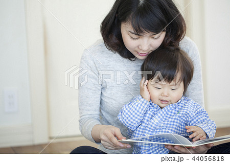 絵本の読み聞かせ 絵本の読み聞かせ 44056818