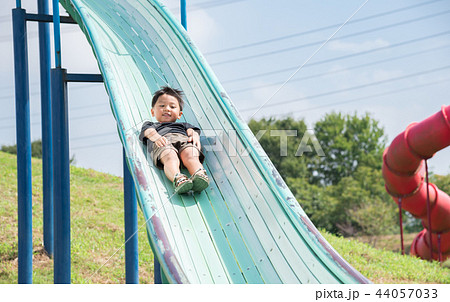すべり台で遊ぶ男の子 すべり台で遊ぶ男の子 44057033