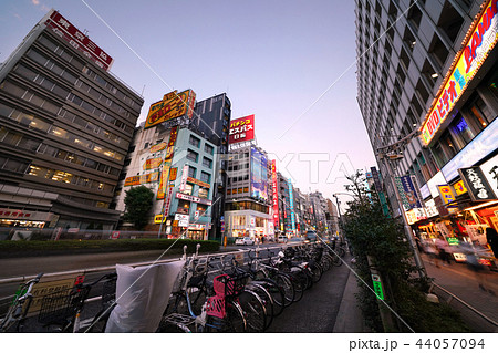 日本の東京都市景観 高田馬場駅周辺の自転車等駐輪場など、街並みを 