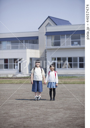 校舎の前に立つ女の子 44057474