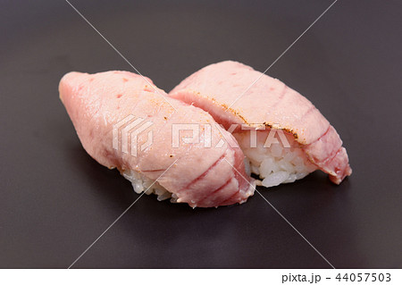 美味しい炙り中トロの握り鮨 44057503