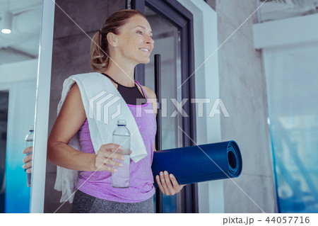 Attractive mature woman starting day in gym 44057716