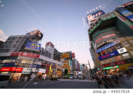 日本の東京都市景観 高田馬場駅前の街並みを望む 日本の東京都市景観 高田馬場駅前の街並みを望む 44057816