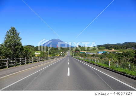 ニセコ町、黒川地区から見る晩夏の羊蹄山 44057827