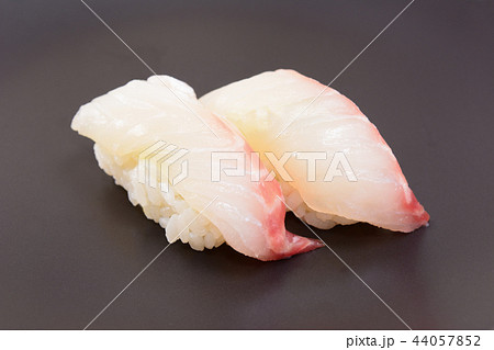 美味しい真鯛の握り鮨 44057852