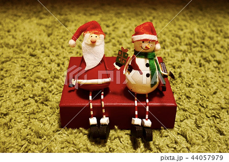 サンタと雪ダルマのクリスマス サンタと雪ダルマのクリスマス 44057979