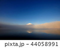 霧開ける 44058991