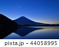 夜明け待つ富士山 44058995