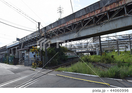 鶴見線浜川崎付近の踏切 鶴見線浜川崎付近の踏切 44060996