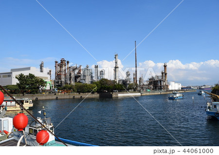 川崎の屋形船から観た工場と積乱雲 44061000