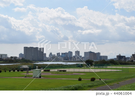 多摩川の向こうに見える川崎市街 44061004