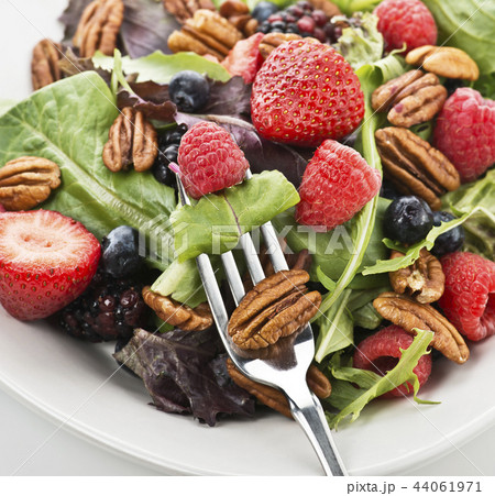 Fresh salad leaves with berries and peanuts 44061971