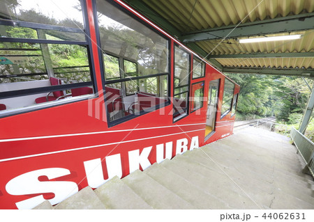 筑波山ケーブルカー 筑波山頂駅に停車中の「もみじ」 筑波山ケーブルカー 筑波山頂駅に停車中の「もみじ」 44062631