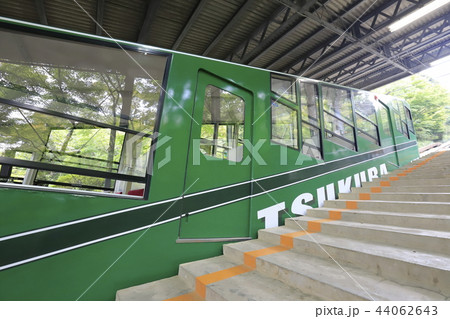 筑波山ケーブルカー 　宮脇駅に停車中の「わかば」　 44062643