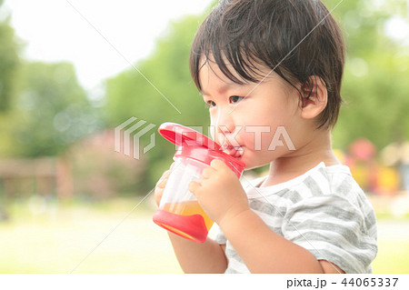 飲み物を飲む男の子 飲み物を飲む男の子 44065337