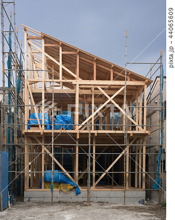 建築中の木造住宅 44065609