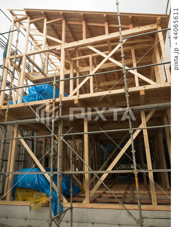 建築中の木造住宅 44065611