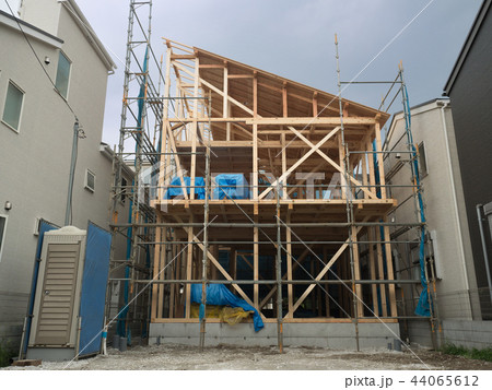 建築中の木造住宅 44065612