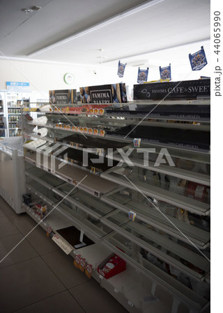 地震で空になったコンビニの棚 44065990